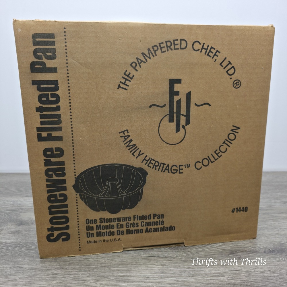 NEW - Pampered Chef 10" Stoneware Fluted Bundt Cake Pan #1440 - Family Heritage